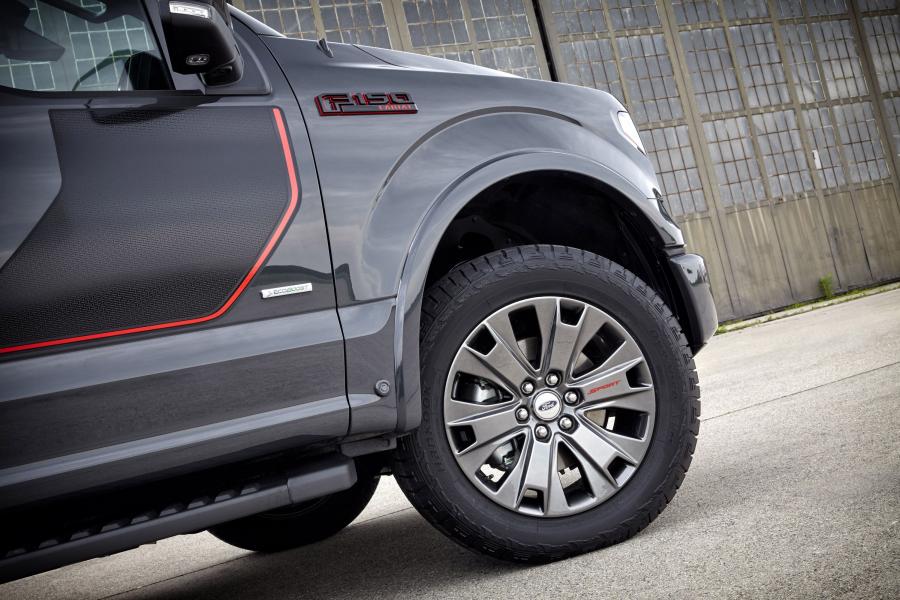  Ford F-150 Lariat Apperance Package 2016 года  (фото 2 из 9)